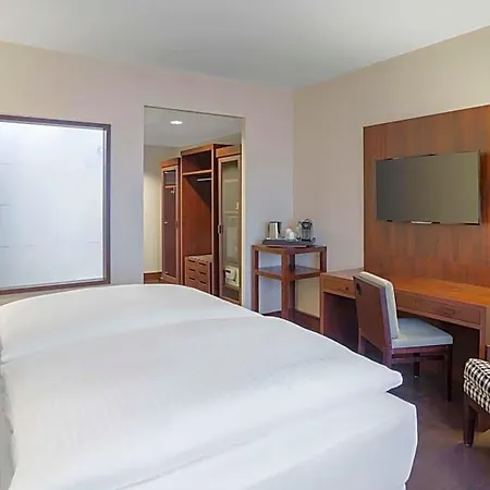 Nh Vienna Airport Conference Center Hotel 4*